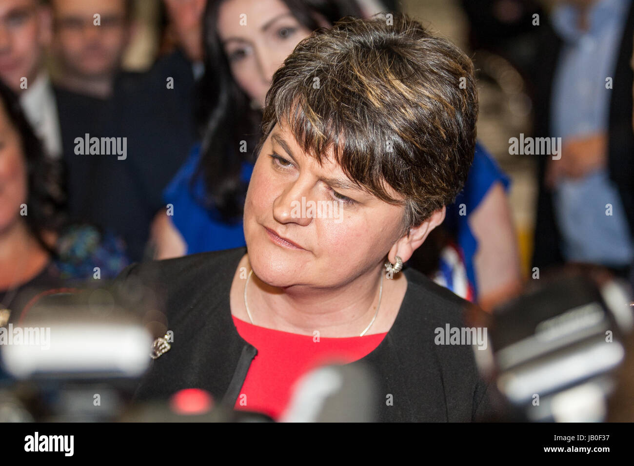 Belfast, Irlanda del Nord. 8 Giugno 2017. Il conteggio per la zona di Belfast nel 2017 elezioni generali britanniche ha preso il via al Titanic Exhibition Centre. Il leader del DUP e primo ministro Arlene Foster al conteggio Resut a Belfast Credit: Bonzo Alamy/Live News Foto Stock