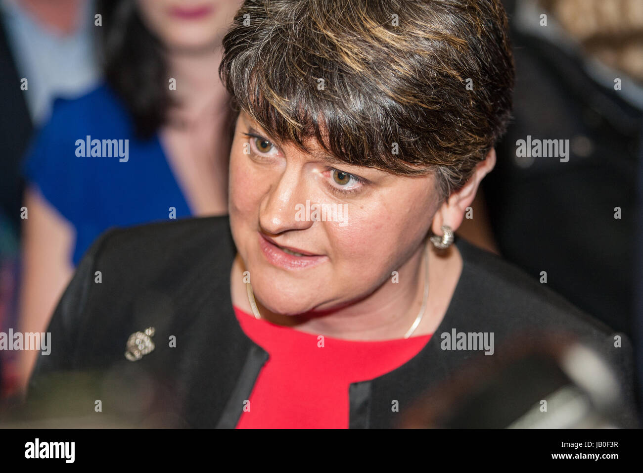 Belfast, Irlanda del Nord. 8 Giugno 2017. Il conteggio per la zona di Belfast nel 2017 elezioni generali britanniche ha preso il via al Titanic Exhibition Centre. Il leader del DUP e primo ministro Arlene Foster al Risultato Conteggio in Belfast Credit: Bonzo Alamy/Live News Foto Stock