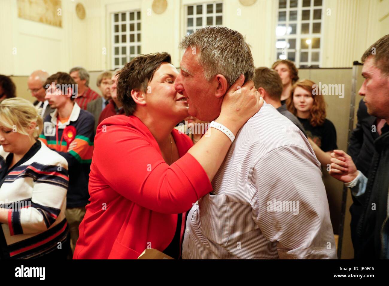 Swansea, Regno Unito. Il 9 giugno, 2017. Elezioni generali 2017. Risultati. La manodopera riconquistare Gower: Lavoro candidato Antoniazzi Tonia prende il marginale Gower sede . Nella foto con il partner Tony. Gower è uno del Regno Unito più sedi marginali dopo conservatore Byron Davies ha vinto da soli 27 voti nel 2015. La manodopera era detenuto in precedenza il sedile per oltre 100 anni. Credito: Gareth Llewelyn/Alamy Live News. Foto Stock