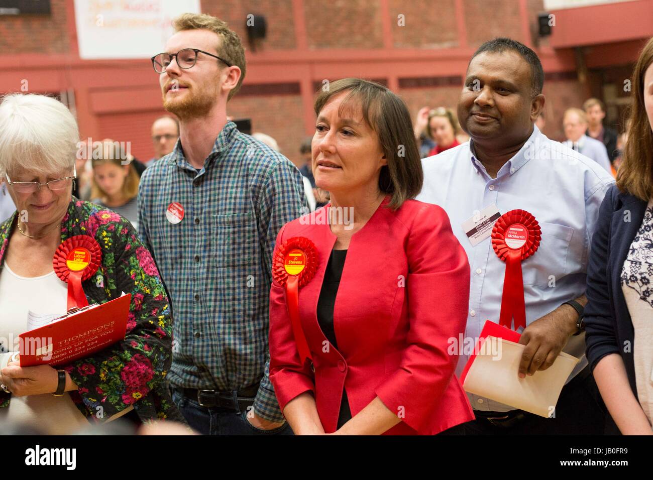 Cardiff, Galles, UK. 09 Giugno, 2017. Cardiff Central MP Jo Stevens orologi come lavoro di Anna McMorrin è eletto MP per Cardiff North dopo elezioni generali 2017 conteggio dei voti al Sport Galles centro nazionale, Sophia Gardens. Foto di credito: Mark Hawkins/Alamy Live News Foto Stock