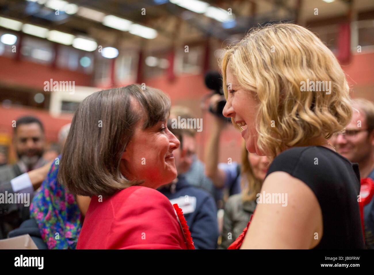 Cardiff, Galles, UK. 09 Giugno, 2017. Lavoro di Anna McMorrin celebra essendo eletto MP per Cardiff North con MP per Cardiff Central Jo Stevens dopo elezioni generali 2017 conteggio dei voti al Sport Galles centro nazionale, Sophia Gardens. Foto di credito: Mark Hawkins/Alamy Live News Foto Stock