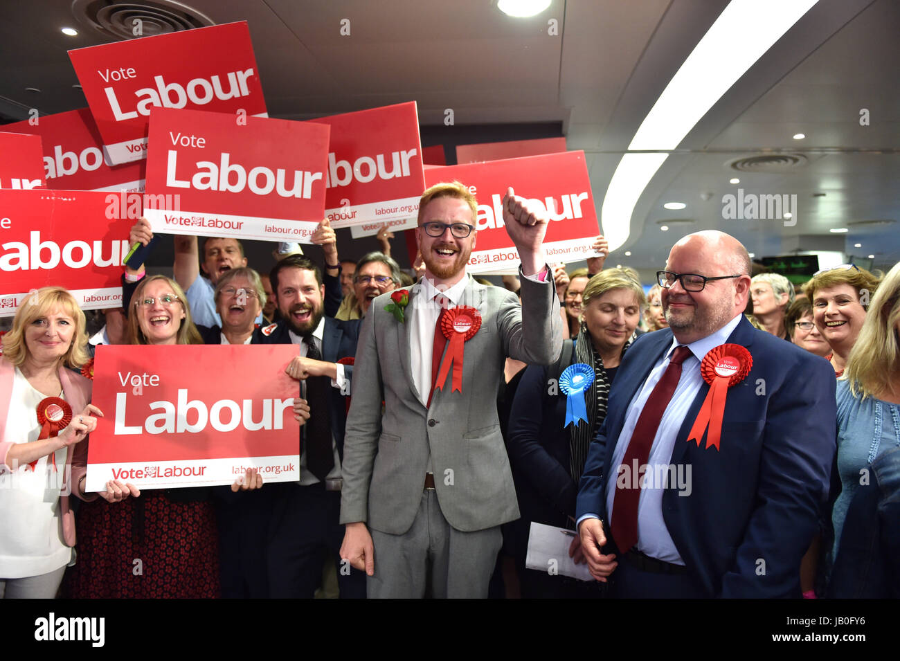 Brighton, Regno Unito. Il 9 giugno, 2017. Lloyd Russell-Moyle del lavoro festeggia conquistando la Brighton Kemptown sede i conteggi per il Padiglione di Brighton e Hove e Brighton Kemptown che si svolgono presso la American Express Community Stadium Credito: Simon Dack/Alamy Live News Foto Stock