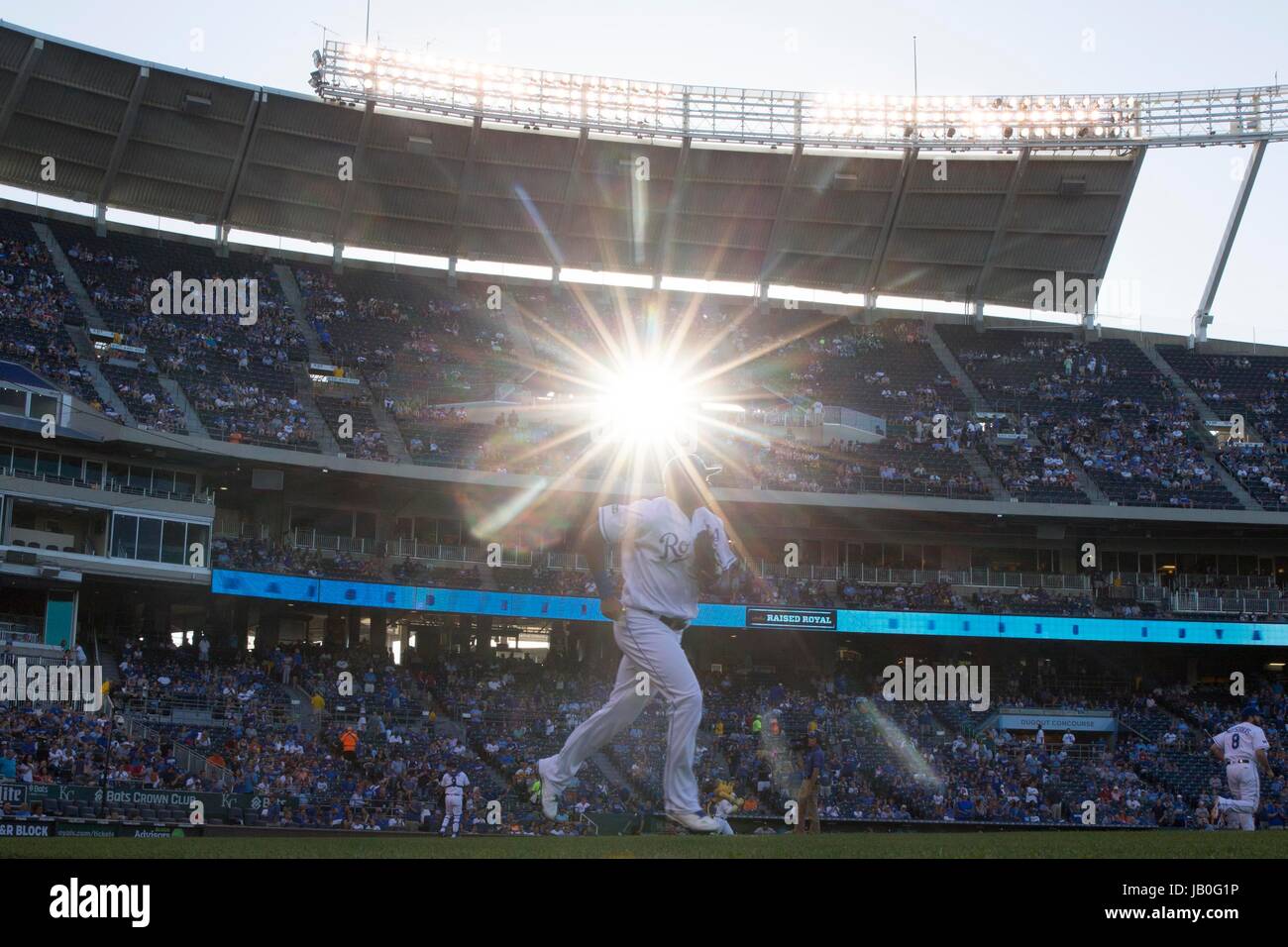 Kansas City, MO, Stati Uniti d'America. Il giorno 08 Giugno, 2017. Jorge Bonifacio #38 dei Kansas City Royals prende il campo durante la partita contro Houston Astros presso Kauffman Stadium di Kansas City, MO. Kyle Rivas/Cal Sport Media/Alamy Live News Foto Stock