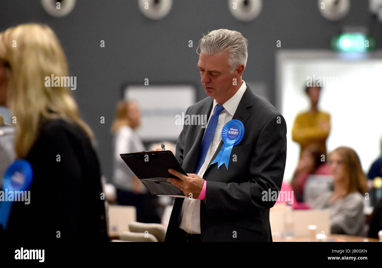 Brighton, Regno Unito. 8 Giugno, 2017. Simon Kirby il potenziale candidato conservatore per Brighton Kemptown i conteggi per il Padiglione di Brighton e Hove e Brighton Kemptown che si svolgono presso la American Express Community Stadium Credito: Simon Dack/Alamy Live News Foto Stock