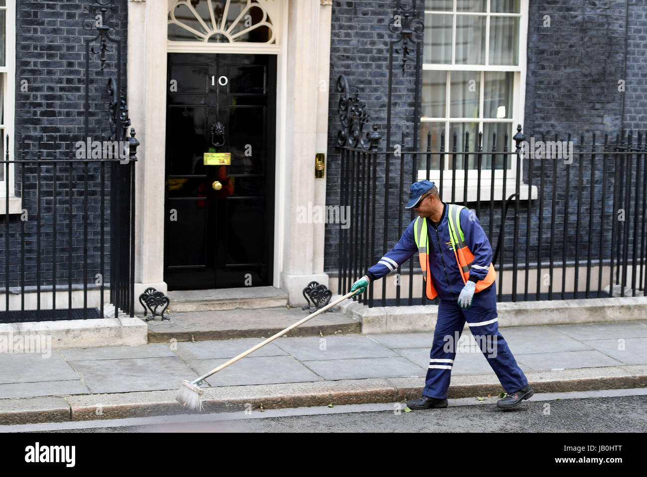 Londra, Regno Unito. Il 9 giugno, 2017. Spazzatrice pulisce fuori il numero 10 di Downing Street Credit: Finnbarr Webster/Alamy Live News Foto Stock