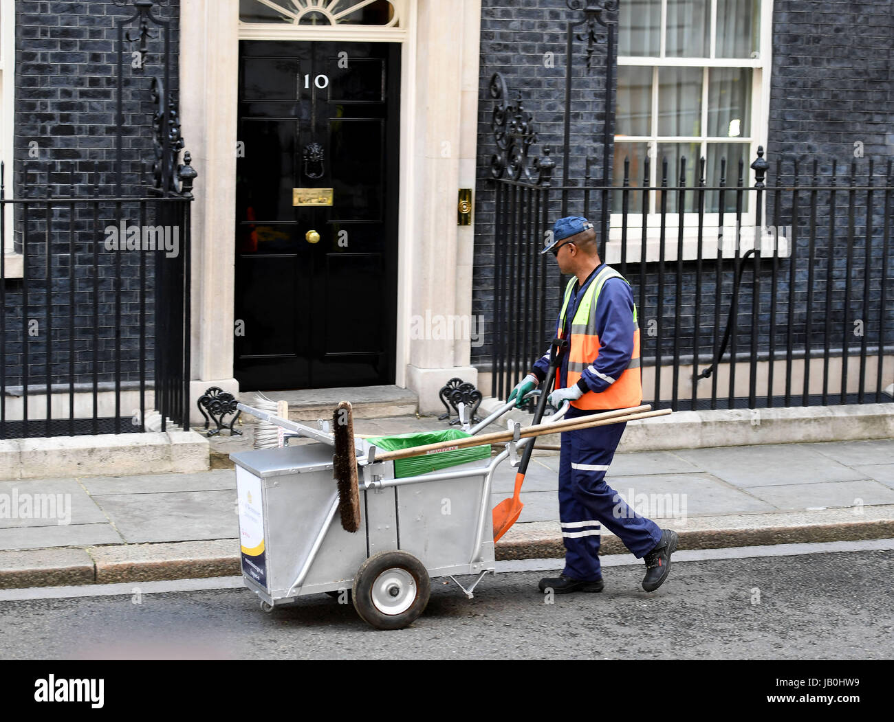 Londra, Regno Unito. Il 9 giugno, 2017. Spazzatrice pulisce fuori il numero 10 di Downing Street Credit: Finnbarr Webster/Alamy Live News Foto Stock