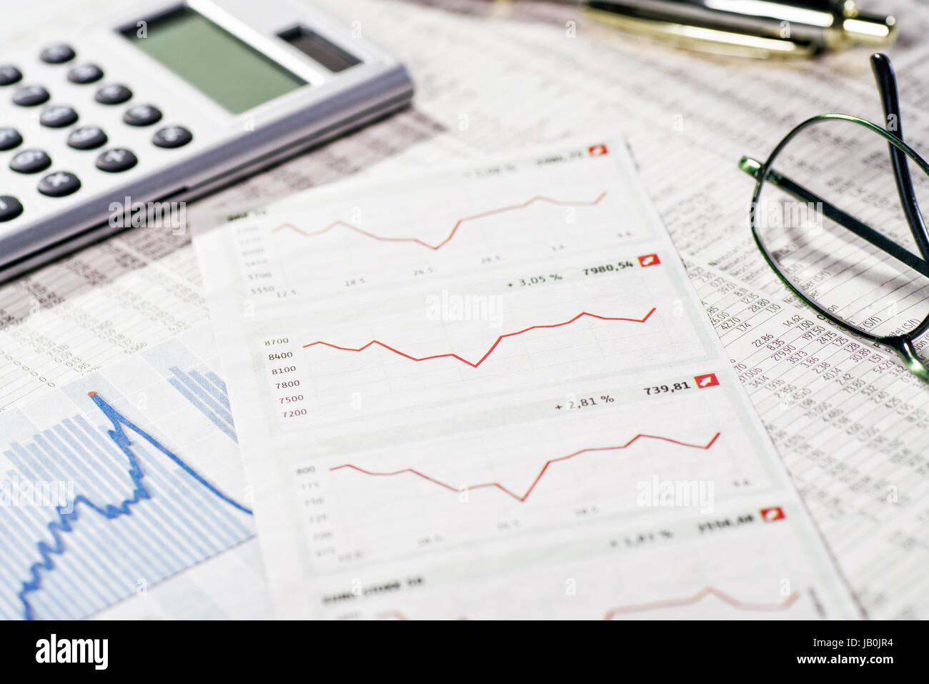 Grafici e tabelle di tasso e calcolatrice come un simbolo dello sviluppo del mercato finanziario. Foto Stock