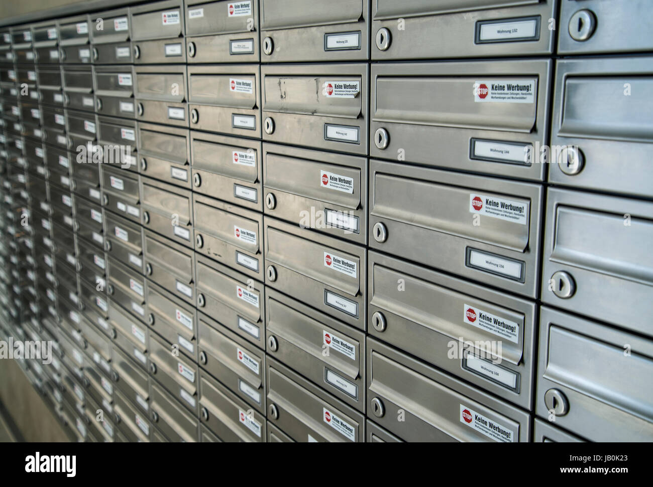 Sistema di casella postale nella zona di ingresso di un edificio alto Foto Stock