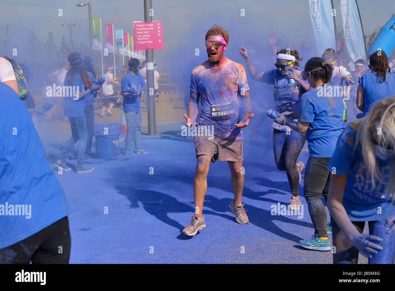 Runner maschio è coperto con vernici di colore blu in London COLOUR RUN 2014 Foto Stock