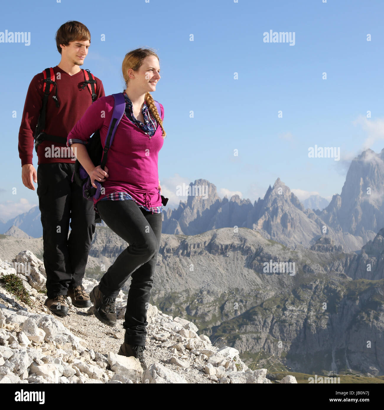 Junges Pärchen auf Wanderung in den Bergen Alpen Dolomiten Foto Stock