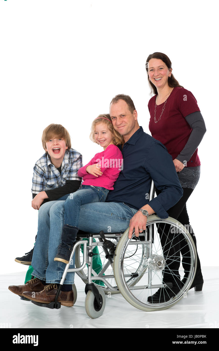 Sedia a rotelle con la famiglia Foto Stock