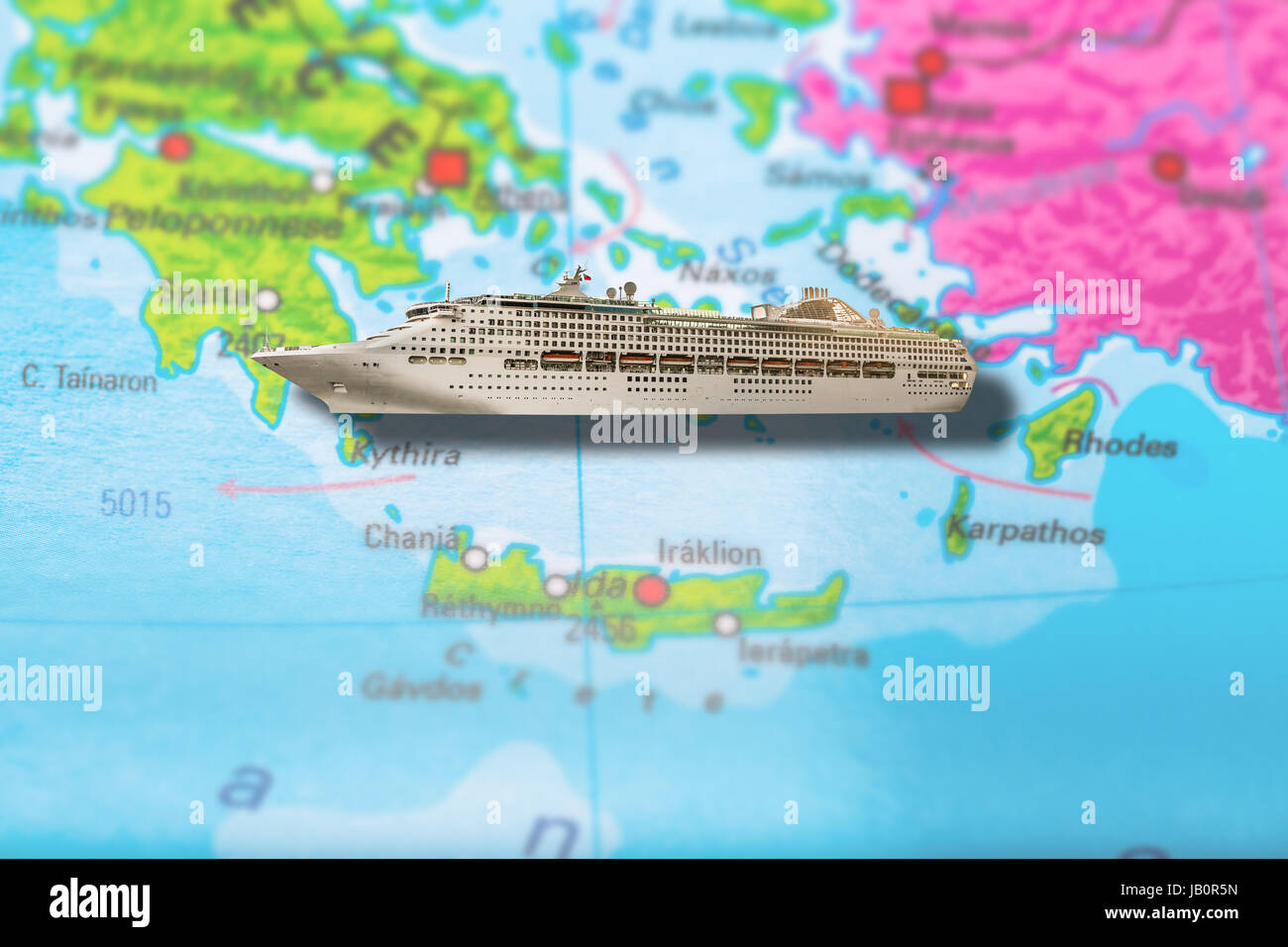 La nave di crociera Viaggio su colorata mappa politico dell Europa ad Atene, Creta e isole della Grecia. Scuola di geopolitica atlas. Vacanze e viaggi concetto. Foto Stock