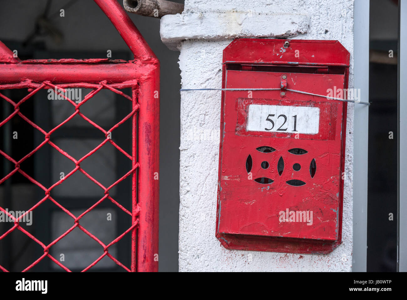 Resident's Letter Box fuori del cancello, Shek o villaggio, Hong Kong Foto Stock