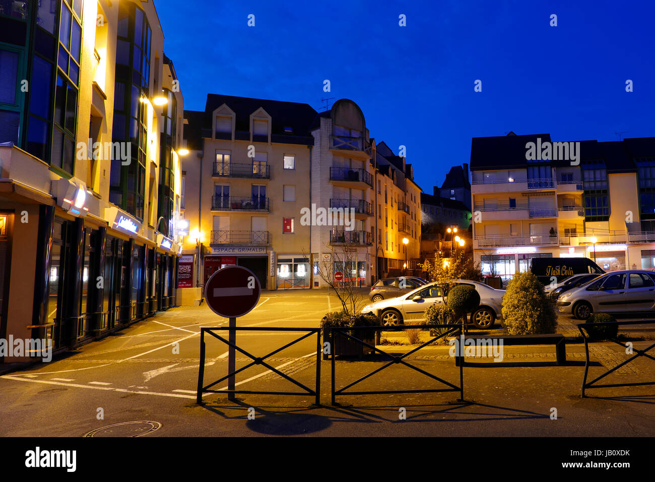 Ora blu sulla città, Halles posto, Mayenne città (Paese della Loira, Francia). Foto Stock