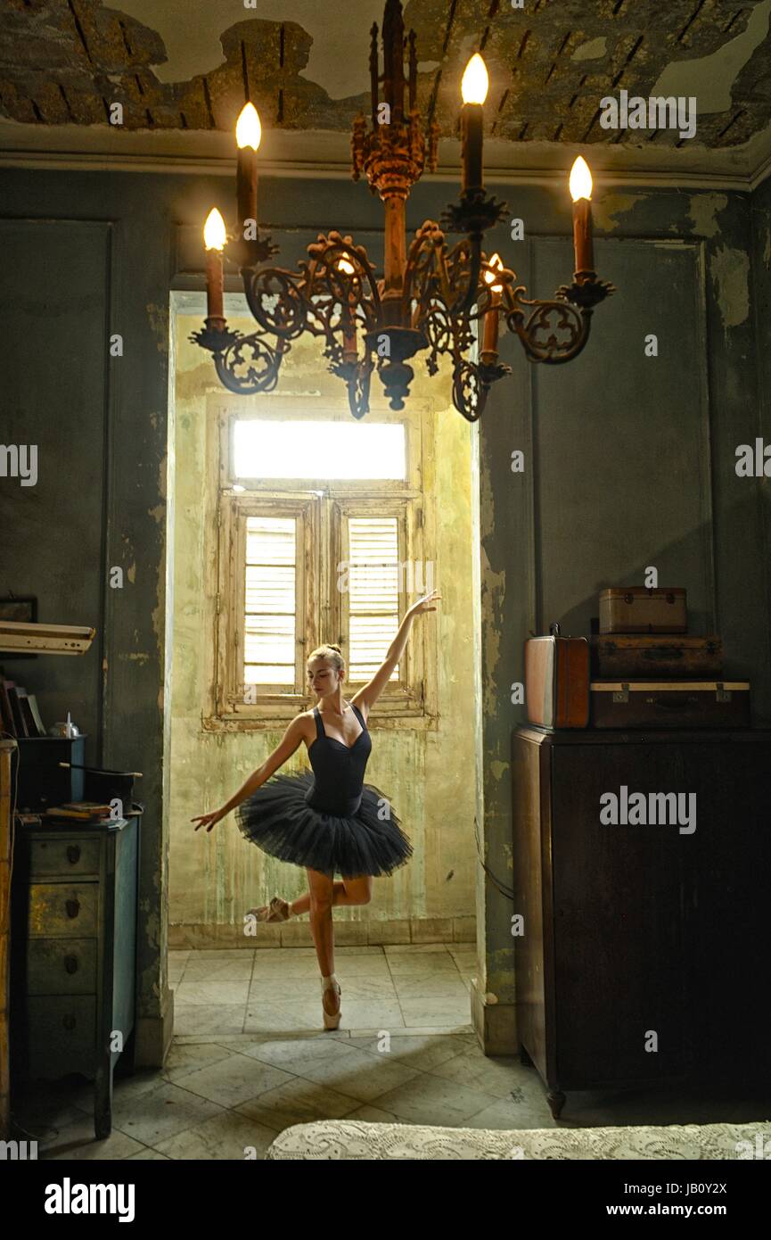 Una ballerina del Balletto Nazionale di Cuba in una vecchia casa in Havana. Foto Stock