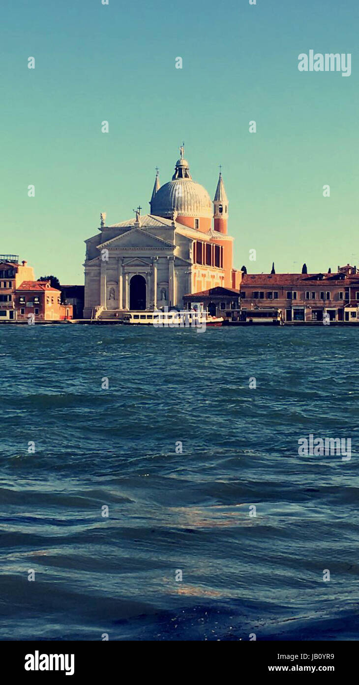 Immagine della struttura della cupola dal Canal Grande sul fronte isola contro lo sfondo del chiaro blu intenso del mare e del cielo a Venezia, Italia Foto Stock