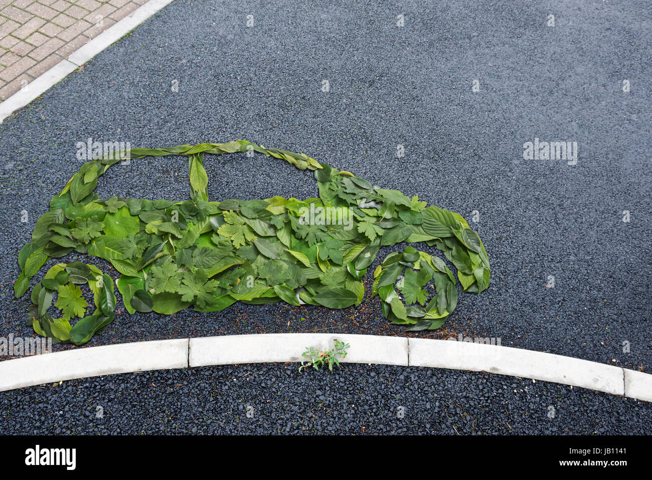 Il simbolo auto realizzato da foglie verdi Foto Stock