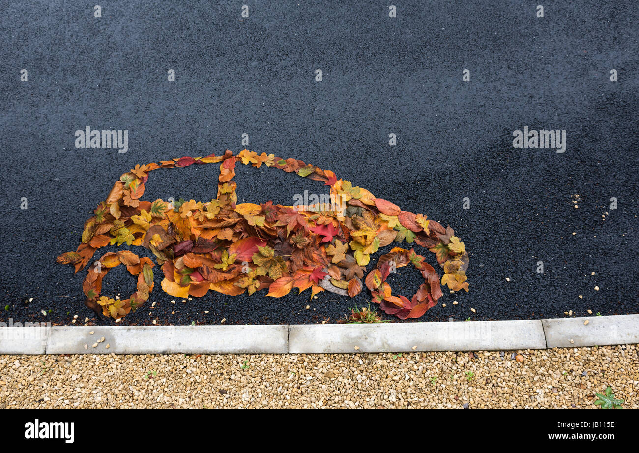 icona dell'auto fatta con foglie d'autunno Foto Stock