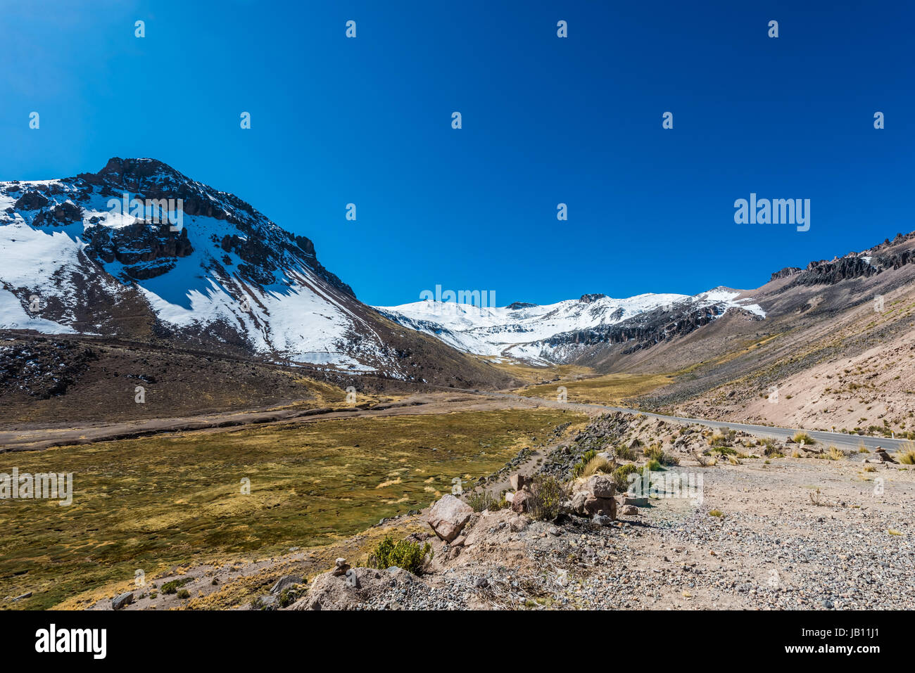 Strada di Aguada Blanca nelle Ande peruviane a Arequipa Perù Foto Stock