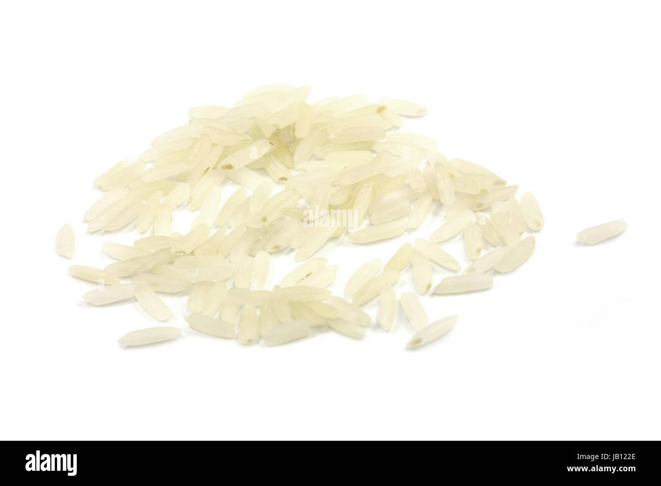 Reis, Nahaufnahme von rohen Reiskörnern auf weissem Hintergrund Foto Stock