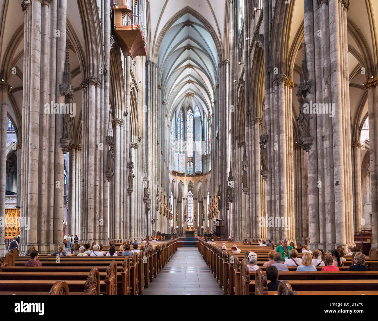 La cattedrale di Colonia interni. Navata centrale del Duomo di Colonia (Kölner Dom), Colonia, Germania Foto Stock