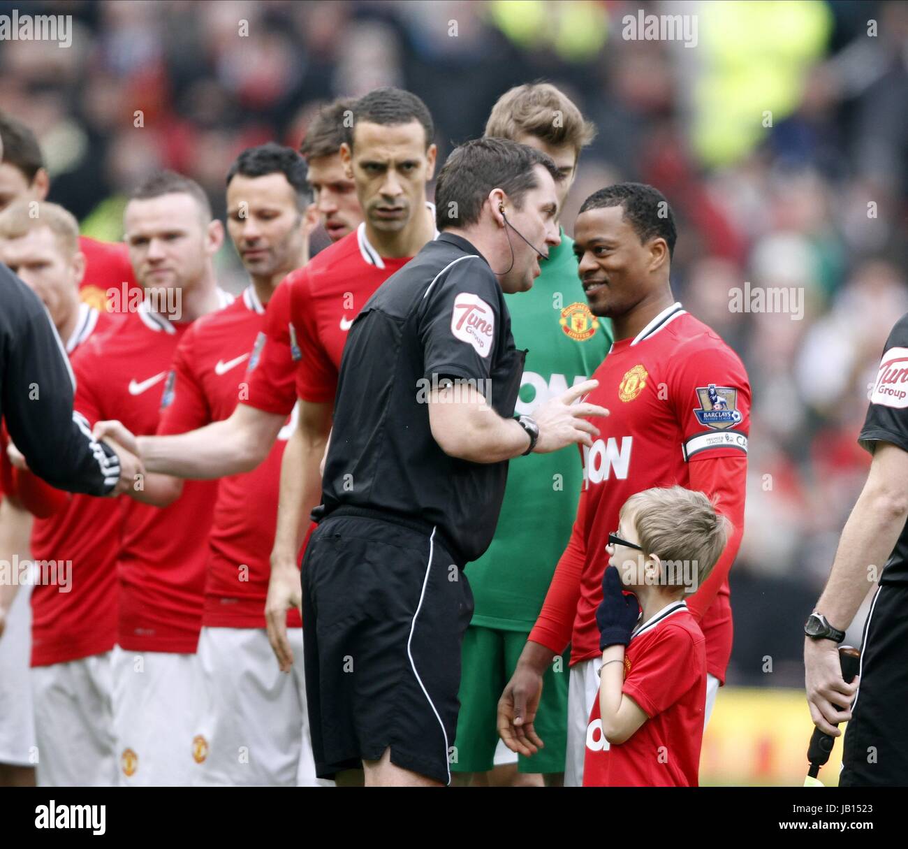 Arbitro PHIL DOWD HA UNA PAROLA W MANCHESTER UNITD V LIVERPOOL OLD TRAFFORD Manchester Inghilterra 11 Febbraio 2012 Foto Stock