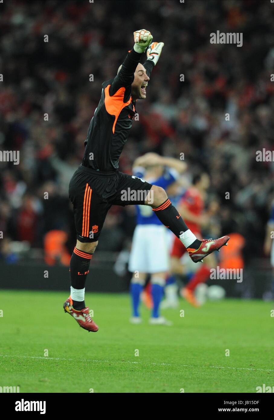 JOSE REINA CELEBRA 2-1 Liverpool FC stadio di Wembley a Londra Inghilterra 26 Febbraio 2012 Foto Stock