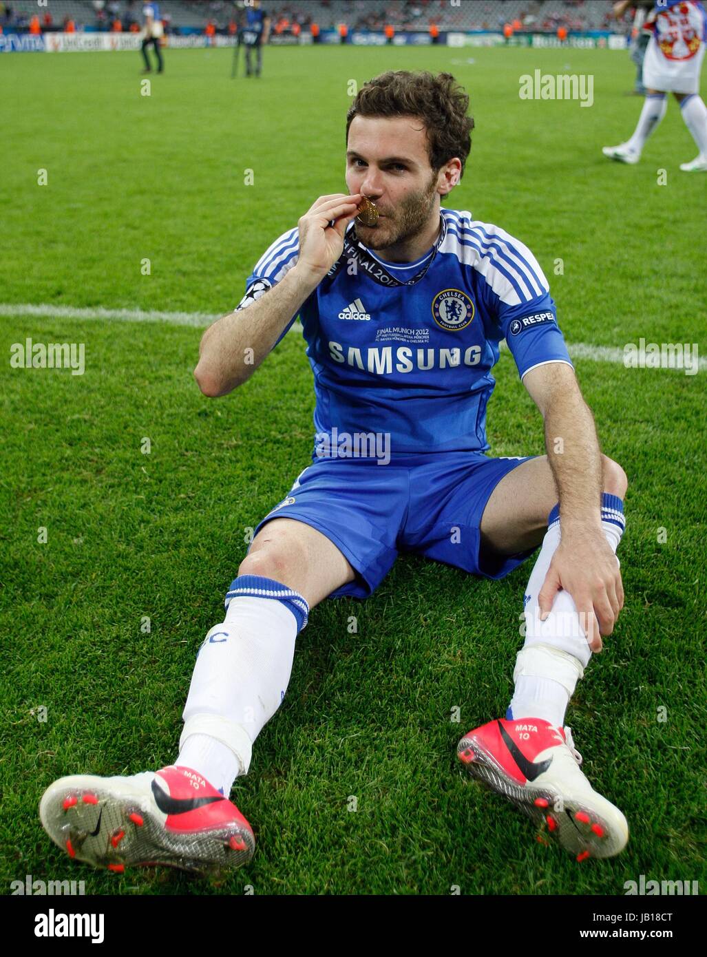 JUAN MATA baci sua medaglia Bayern Munich v Chelsea FC stadio Allianz Arena di Monaco di Baviera Germania 19 Maggio 2012 Foto Stock