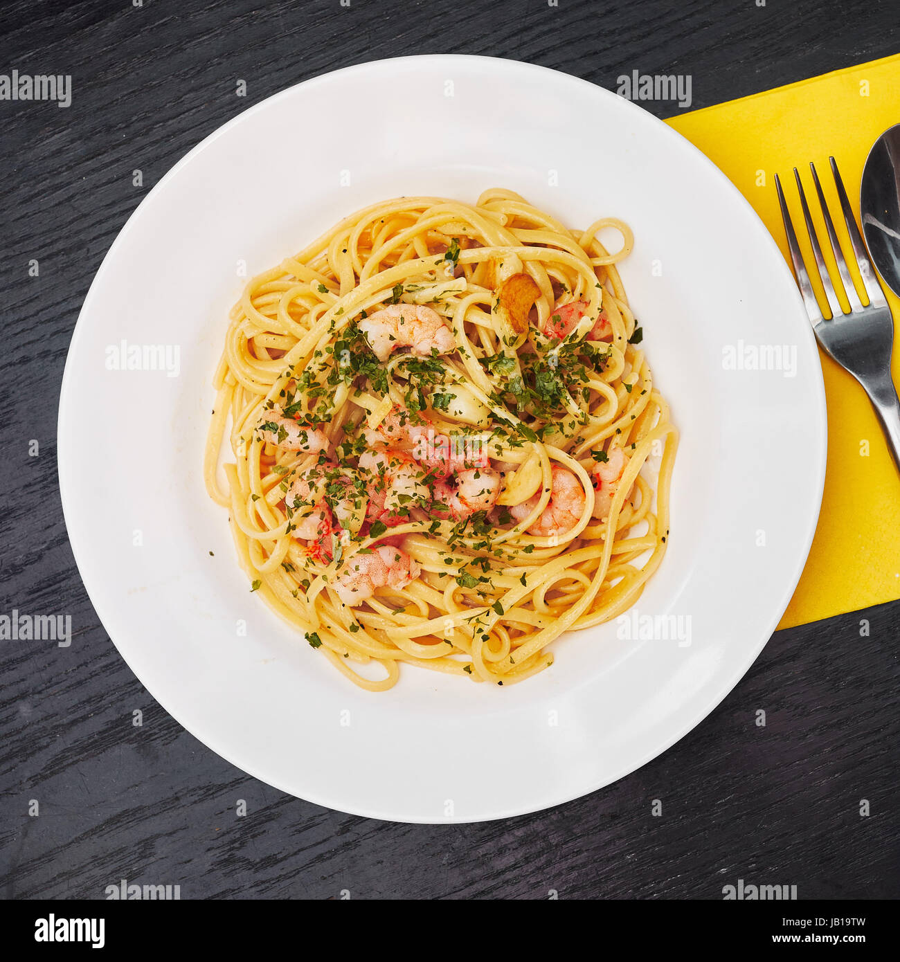 Gamberi Linguine con basilico Foto Stock