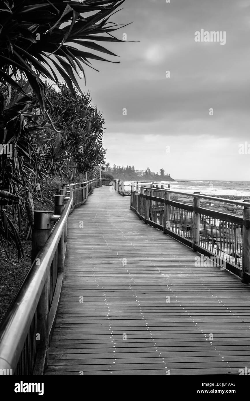 Il lungomare collega le spiagge in Caloundra, la bella spiaggia cittadina nel Queensland, in Australia. Ci sono simili ai boardwalks ovunque nel Sun Foto Stock