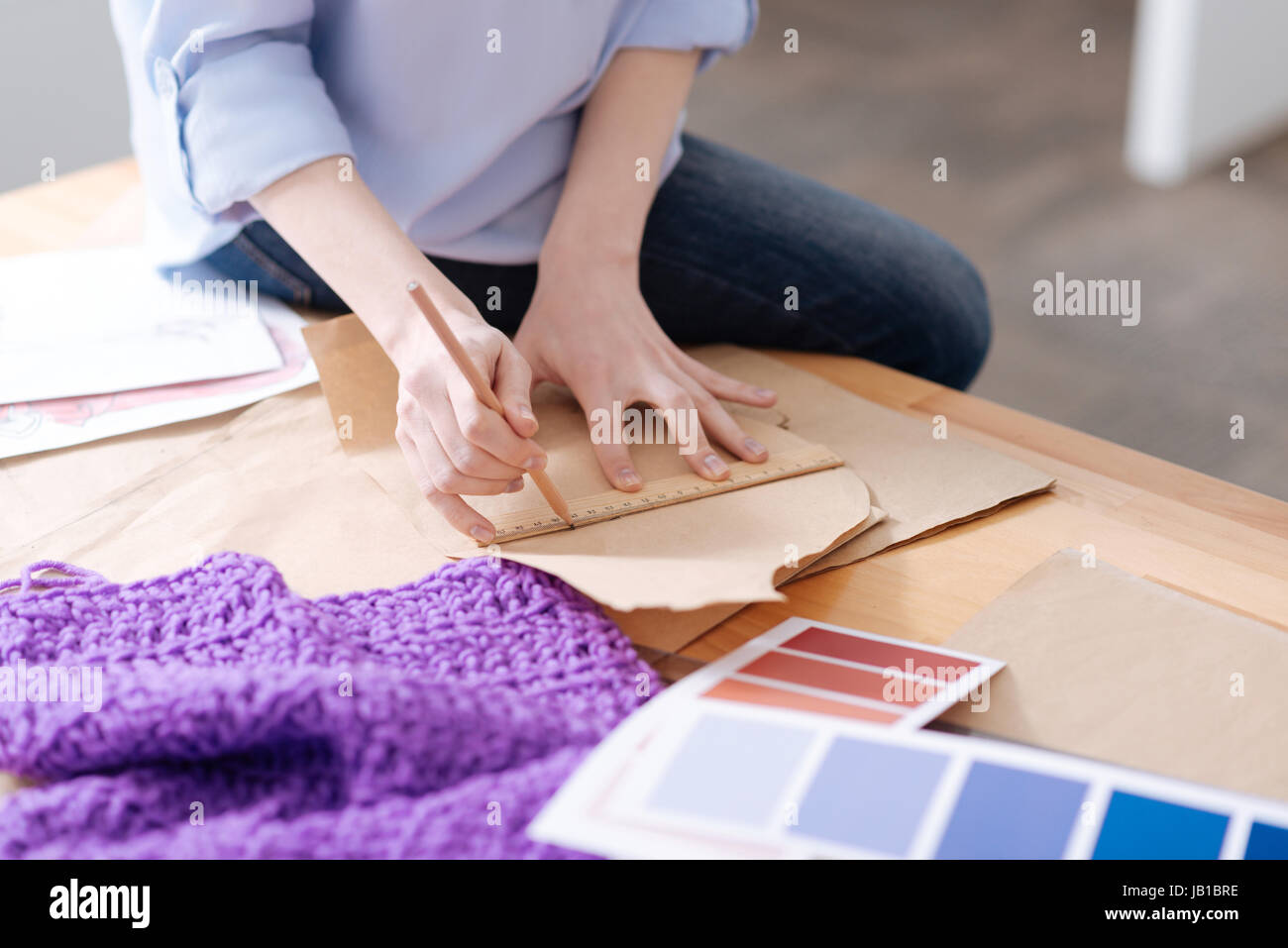 Lavorando alla creazione di un nuovo modello di vestito Foto Stock