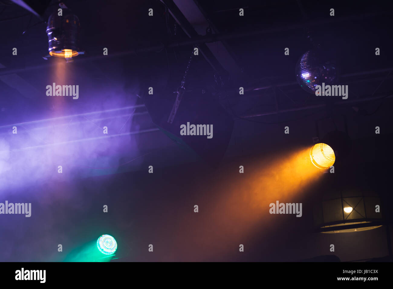 Luci spot su sfondo scuro, musica rock concert stadio apparecchiature di illuminazione Foto Stock