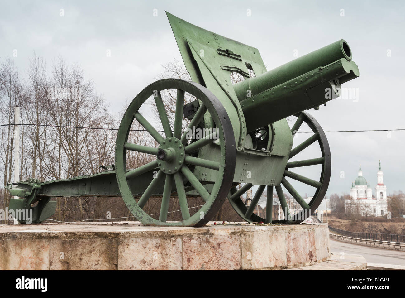 Il vecchio cannone verde, monumento militare in Kingisepp, Russia Foto Stock