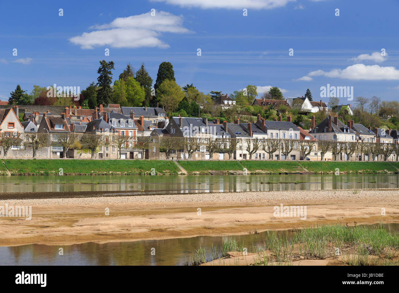 In Francia, in Loiret (45), Gien, allineamento de maisons sur les quai et la Loire vu depuis la rive gauche // Francia, Loiret, Gien, case vista da sinistra Foto Stock