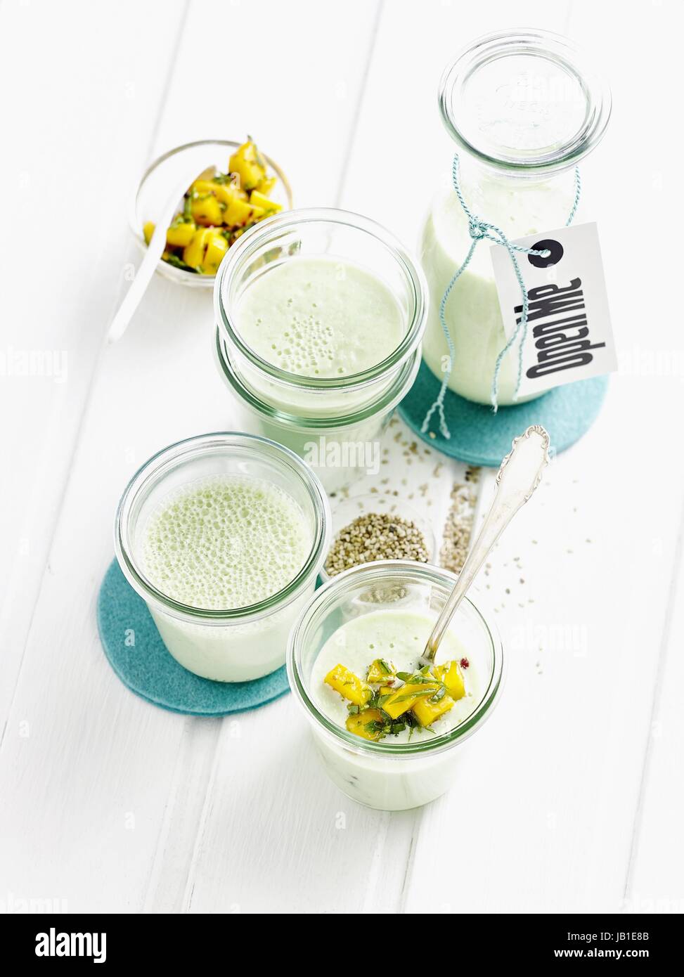 Il cetriolo - yogurt - gazpacho con rucola - mango - salsa Foto Stock