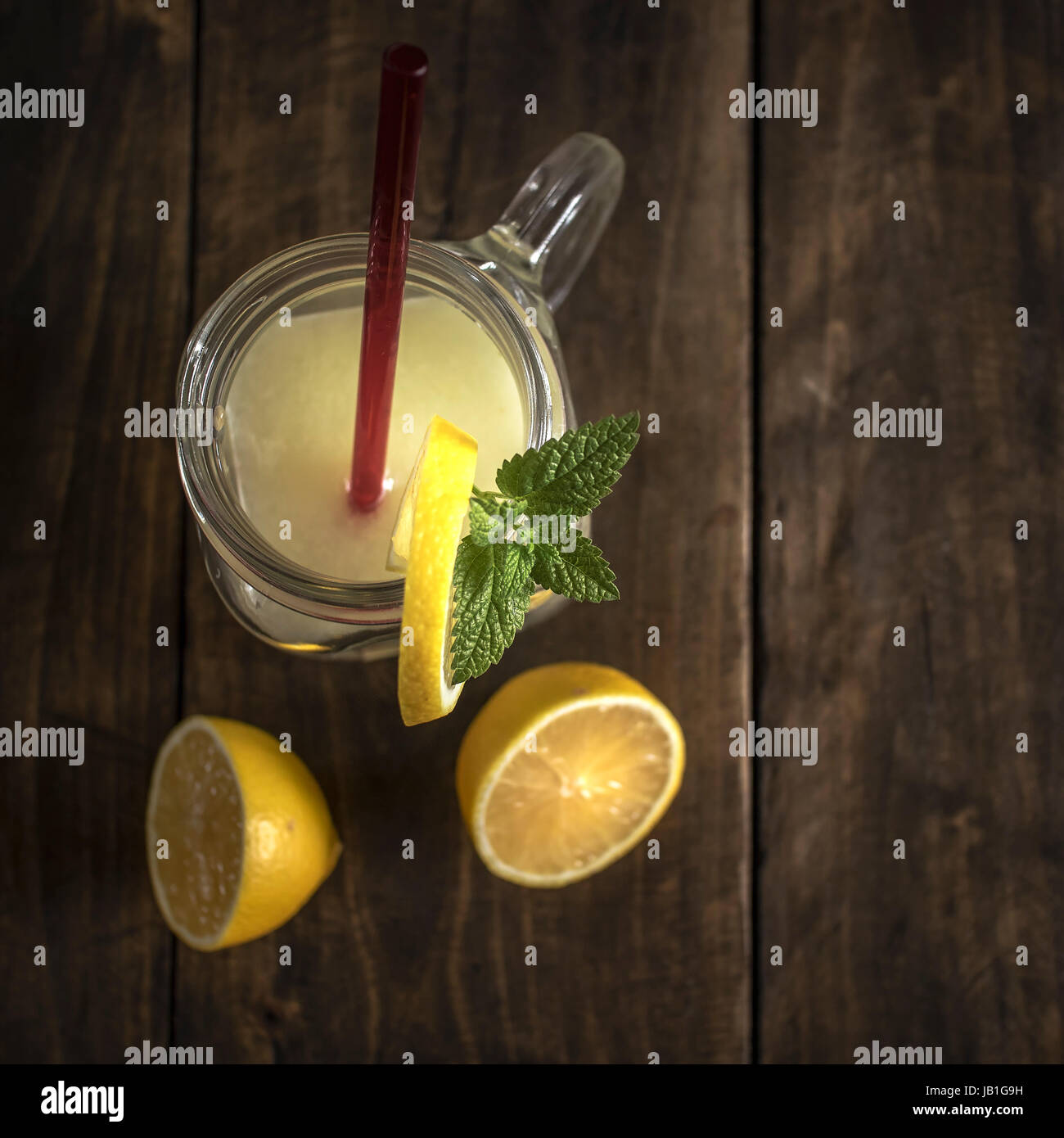 La limonata vasetto in vetro con spicchi di limone e paglia, dal di sopra Foto Stock