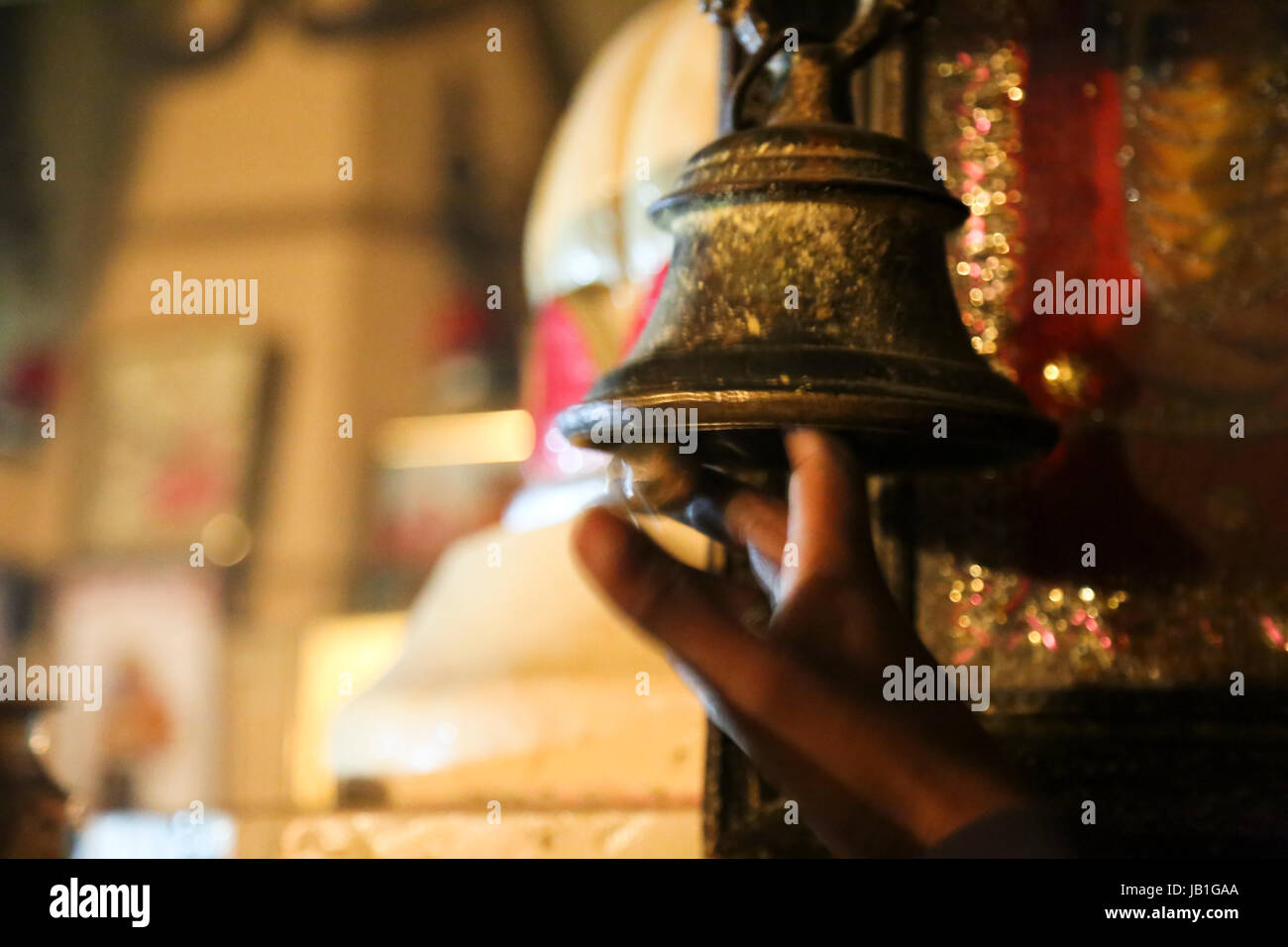 Fedeli rendendo i rituali indù a Peelu Wale Balaji temple, Dausa, Rajasthan, India Foto Stock