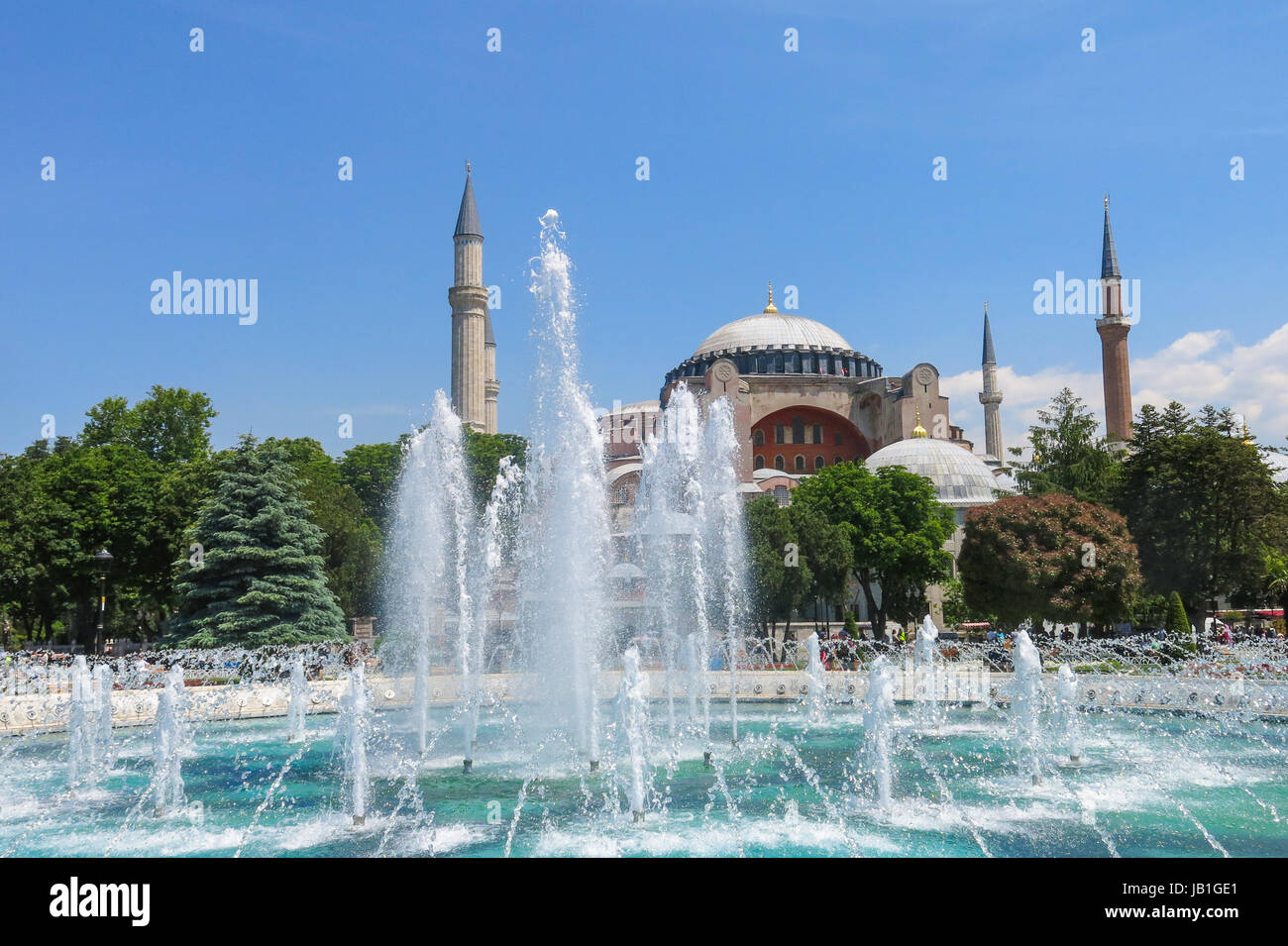 ISTANBUL, Turchia - 20 Maggio 2016: Istanbul, sulla piazza di Sultanahmet con vedute dell'Hagia Sophia. Più di 32 milioni di turisti in visita in Turchia ogni anno. Foto Stock