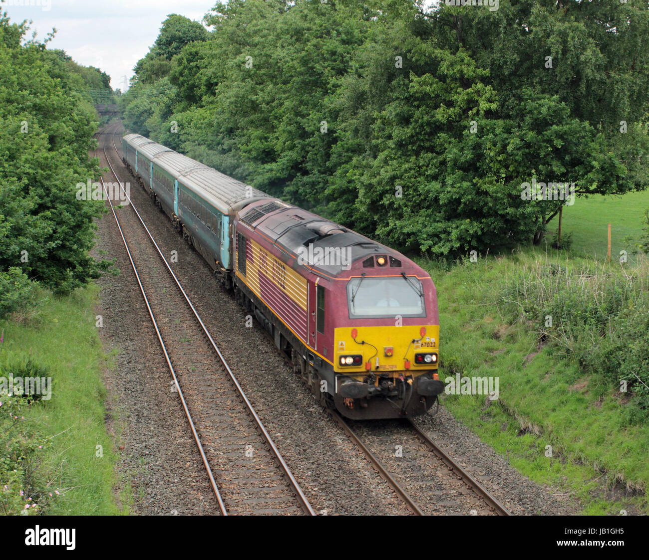 Locomotiva Diesel 67022 passa Moore vicino a Daresbury nel Cheshire su Manchester Piccadilly a Llandudno treni passeggeri 31.5.17 Foto Stock