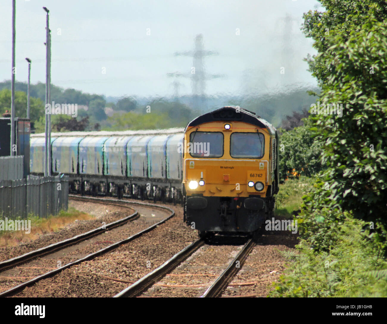 Cw 3061 66742 approcci Lostock Gralam sul 11.23 bio massa treno da Liverpool docks di Drax power station. 7.6.17. GBRF locomotiva diesel n. 6.674 Foto Stock