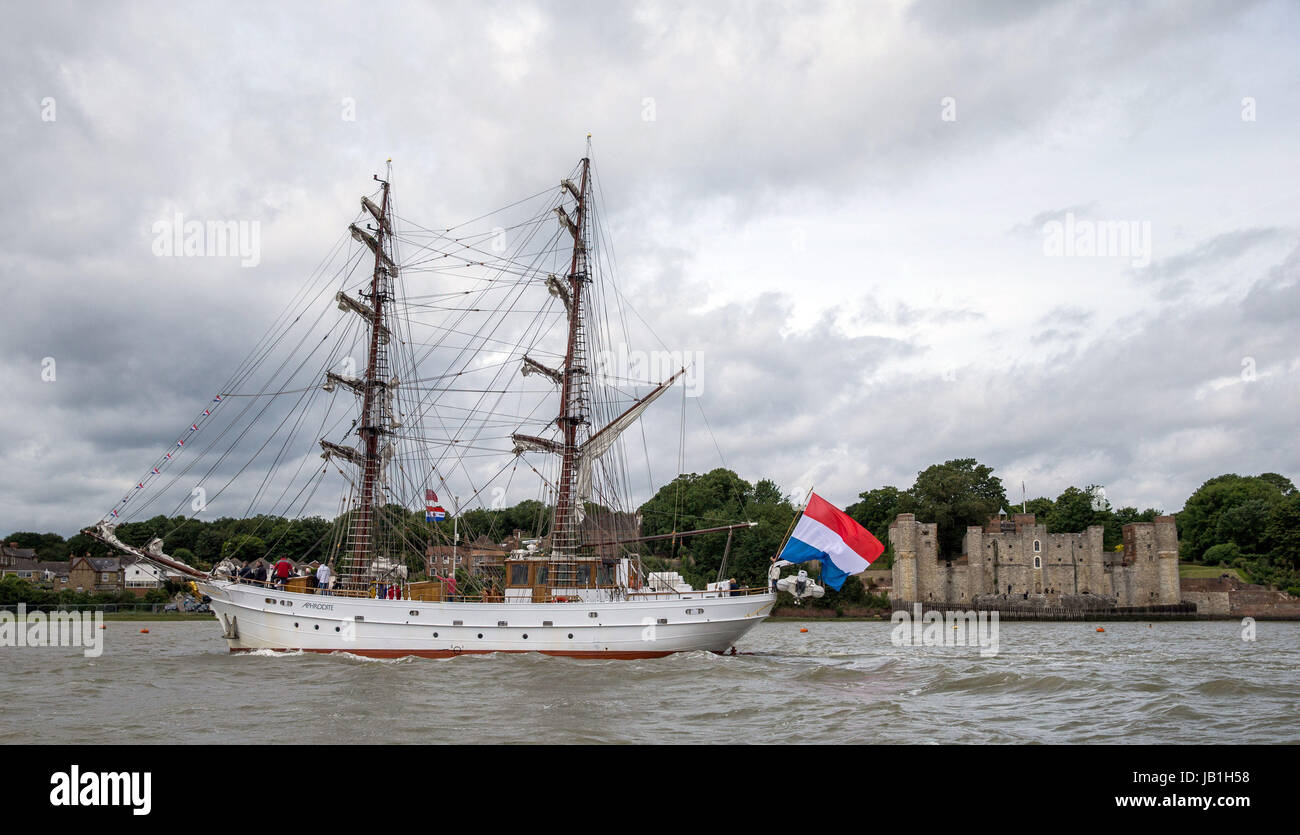 Una flottiglia olandese riceve un saluto da HH Prins Maurits al castello superiore, come parte della commemorazione della battaglia di Medway. Foto Stock