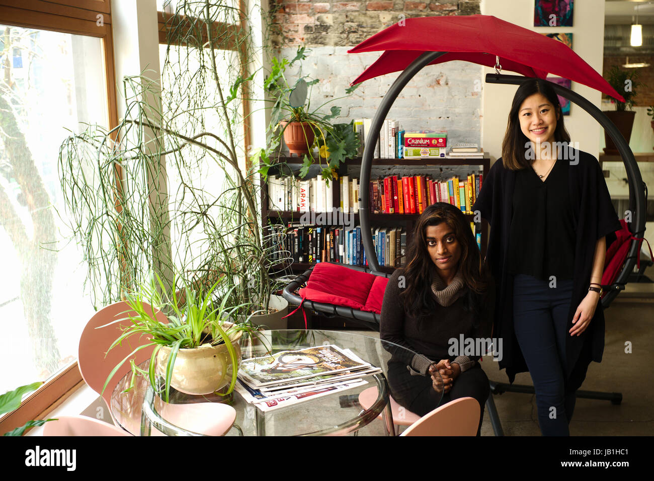 Arnaud de grave / le pictorium - storie di successo di rifugiati' integrazione in Vancouver BC, Canada - 07/04/2017 - Canada / Vancouver - anita e cherrie a peacegeeks, un'associazione che opera su un'applicazione smartphone per aiutare i migranti navigare i loro primi mesi all'arrivo. hanno ottenuto un prezzo per l'innovazione da parte di Google in febbraio. Foto Stock