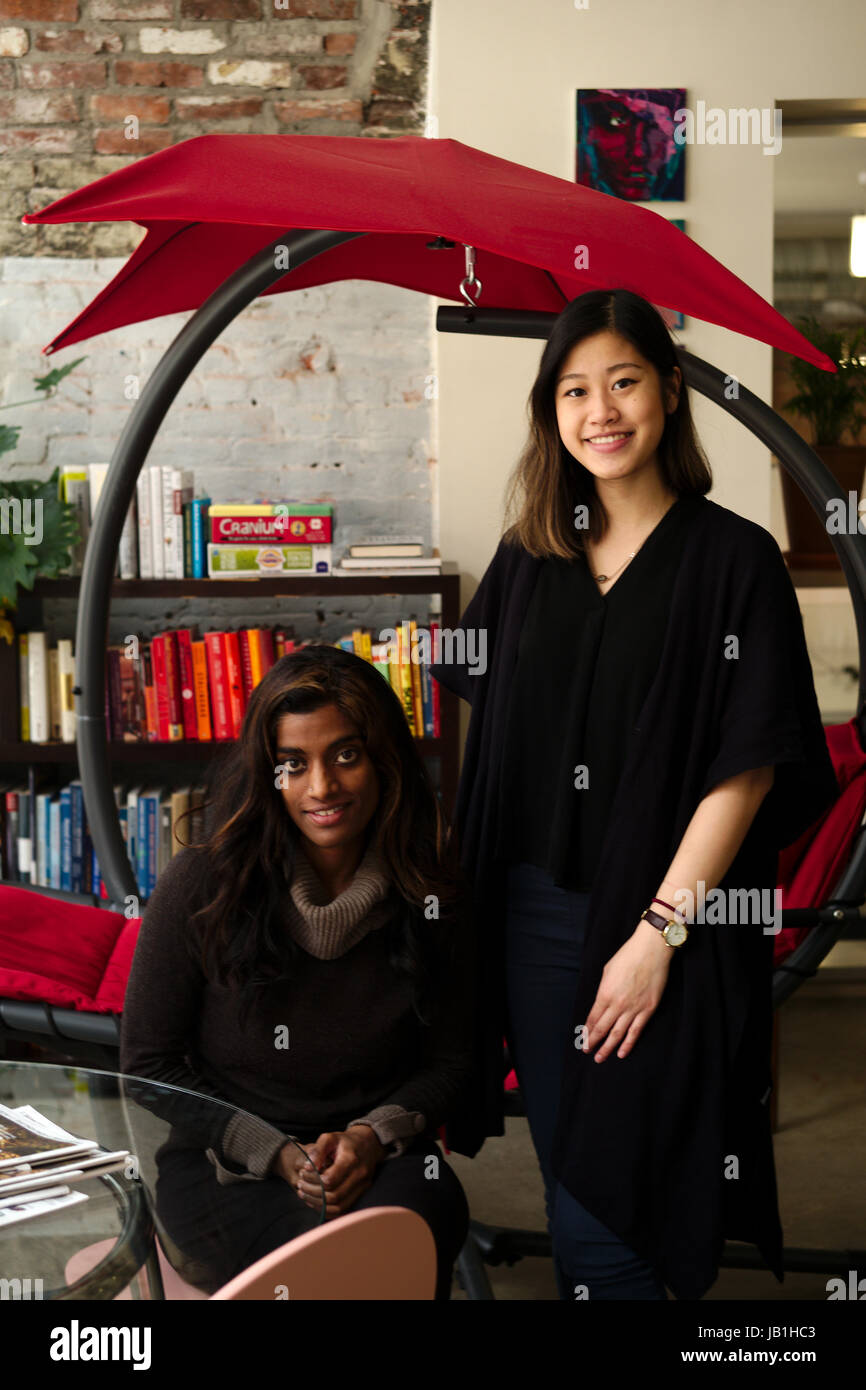 Arnaud de grave / le pictorium - storie di successo di rifugiati' integrazione in Vancouver BC, Canada - 07/04/2017 - Canada / Vancouver - anita e cherrie a peacegeeks, un'associazione che opera su un'applicazione smartphone per aiutare i migranti navigare i loro primi mesi all'arrivo. hanno ottenuto un prezzo per l'innovazione da parte di Google in febbraio. Foto Stock