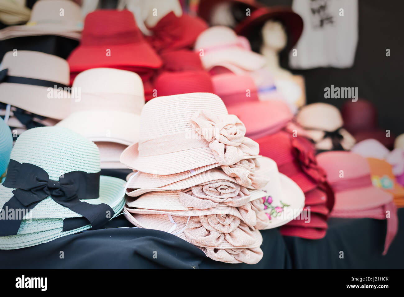 Donna Summer cappelli e sciarpe presso la strada del mercato Foto Stock
