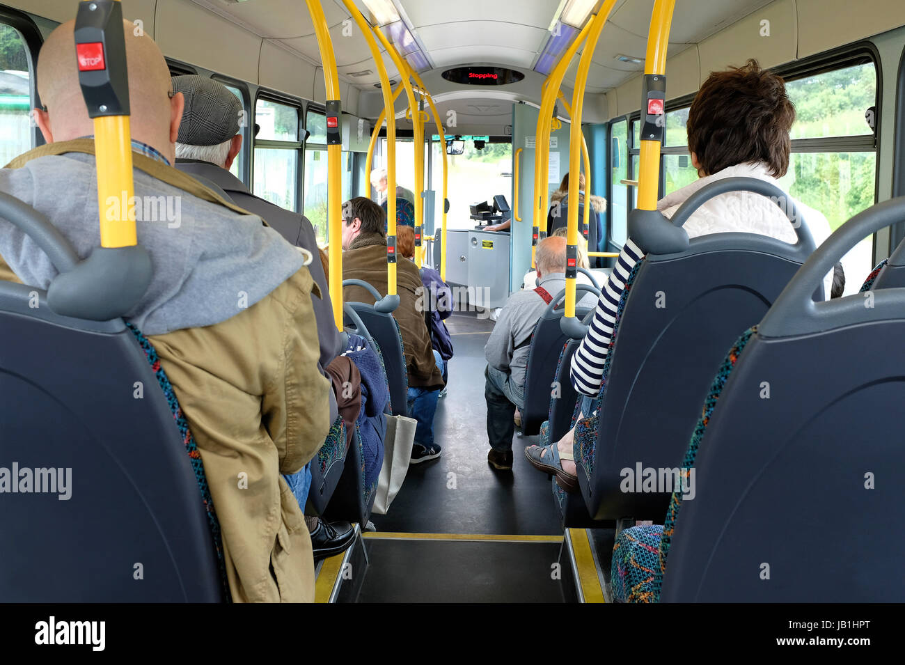 I passeggeri su rurale servizio bus, Norfolk, Inghilterra Foto Stock