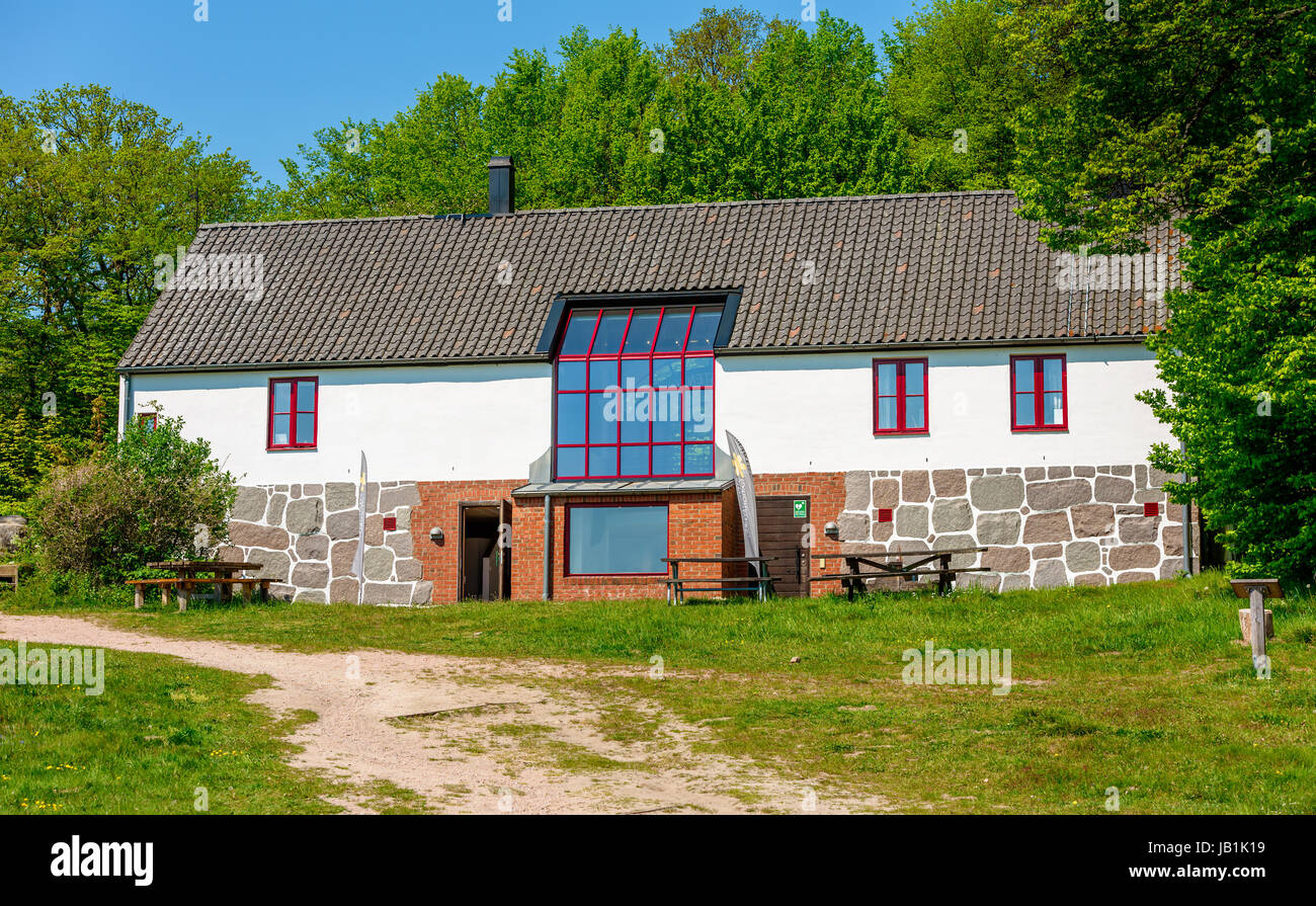 Stenshuvud national park, Svezia - 20 Maggio 2017: ambientale documentario. Il Naturrum edificio come visto da campo aperto al di sotto. Foto Stock