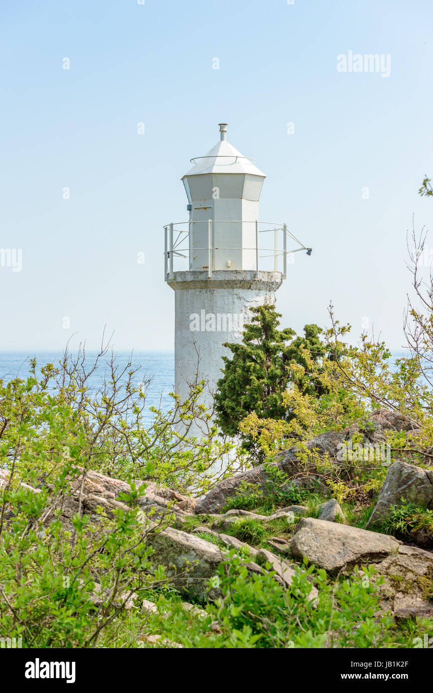 Il bianco faro di Stenshuvud national park, Svezia, come si vede dal sentiero escursionistico verso il mare. Foto Stock