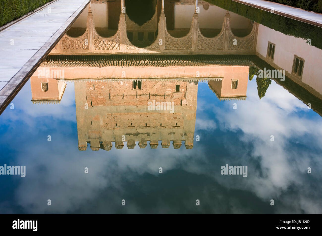 La riflessione della Torre de Comares in piscina nel cortile, Patio de los Arrayanes, La Alhambra di Granada, Andalusia, Spagna Foto Stock