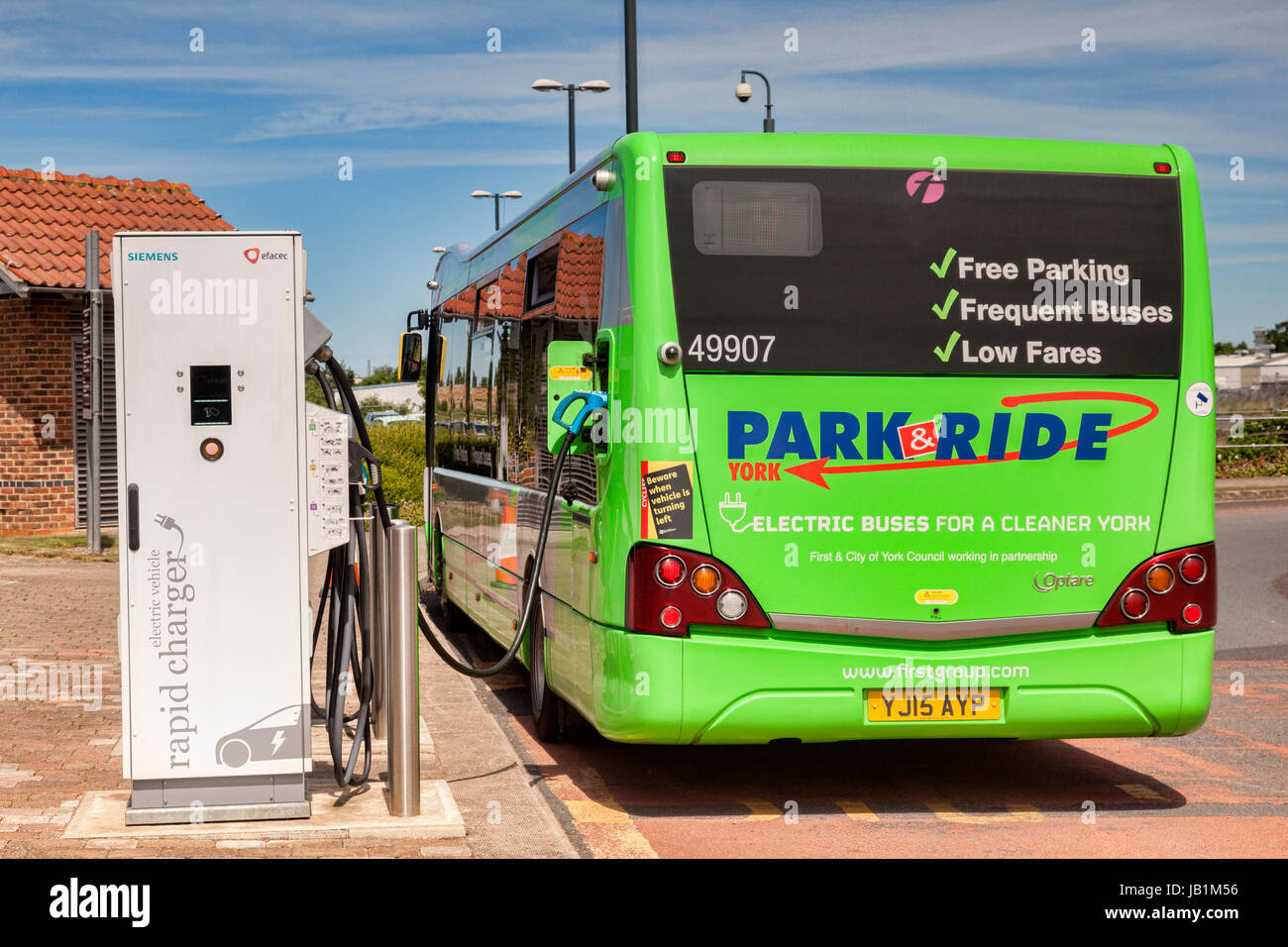 31 Maggio 2017: York, North Yorkshire, Inghilterra, Regno Unito - bus elettrico essendo ricaricata a York park and ride. Foto Stock
