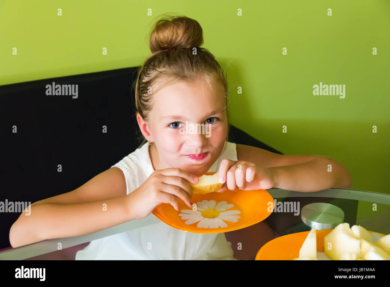 Foto della ragazza carina di mangiare il melone Foto Stock